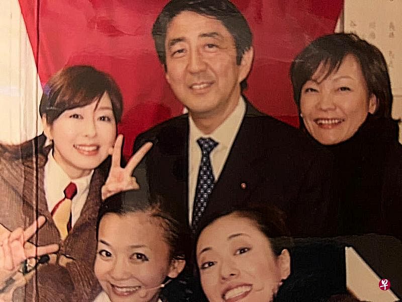 安倍晋三（上排中）和夫人安倍昭惠（上排右）曾一起欣赏华原朋美（下排左）主演的舞台剧。（互联网） 