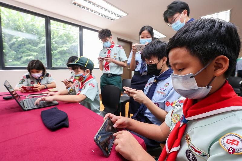 为提升青年反贪污意识，贪污调查局与南洋理工学院的设计与媒体学院联合推出“Corruzione”电子游戏。新加坡童军总会的童军上星期六已率先试玩这款游戏。（陈斌勤摄）
