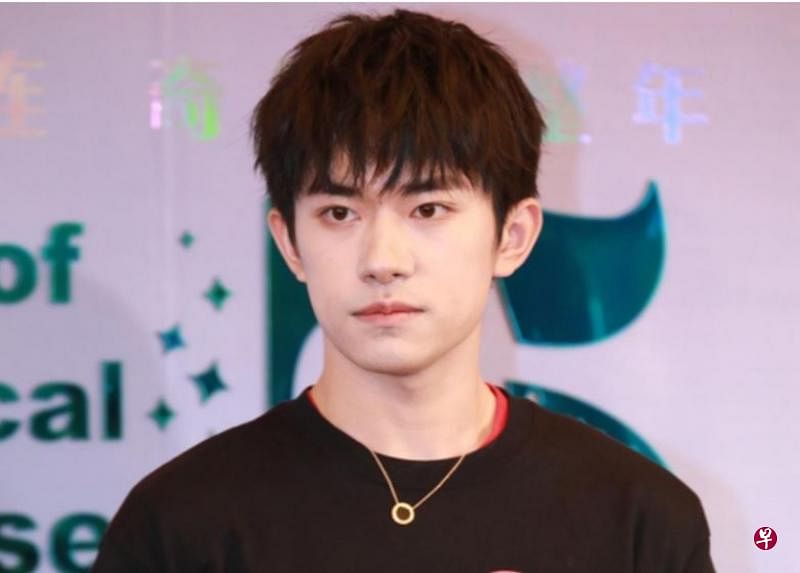 易烊千玺等中国娱乐圈男星考取编制岗位引发的争议持续延烧，不少粉丝宣告“脱粉”，易烊千玺的微博粉丝从7月7日的9012万降至10日的9008万，三天内减少4万人。（互联网）