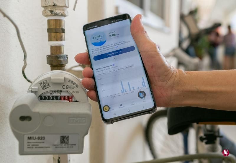 已更换智能水表的住户开设账户后，就可以通过用户平台“MySmartWaterMeter”网页，查看每小时和每日的用水量，并在家中漏水或用量飙升时接获通知。（张荣摄）