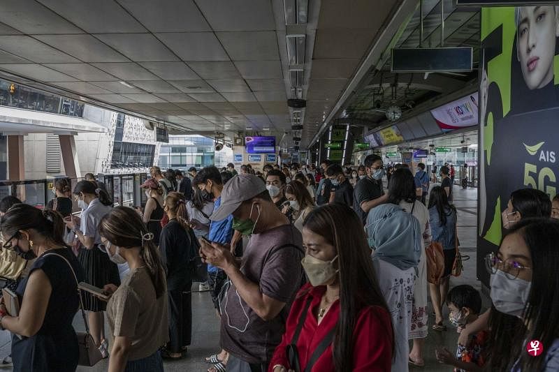 泰国解除大部分防疫措施后，吸引了许多外国游客到访。虽然新增病例呈下降趋势，但当局提醒，实际病例可能达每日3万起，呼吁人们在拥挤的场所戴上口罩。（彭博社）