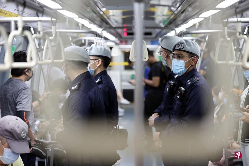 内安局吁请公众，如果怀疑某人已激进化或涉及恐怖组织活动，应拨打内安局反恐中心热线举报，如果在公共场所发现任何可疑物品或可疑行为，则可通过SGSecure应用程序尽早通报。（档案照片）