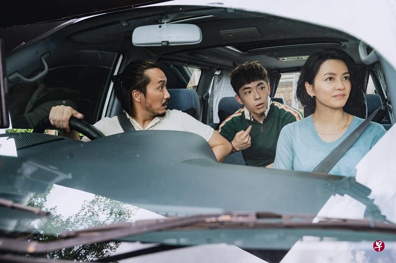 郑中基（左起）、吕爵安和梁咏琪在喜剧片《阖家辣》饰演一家人。（嘉华提供）