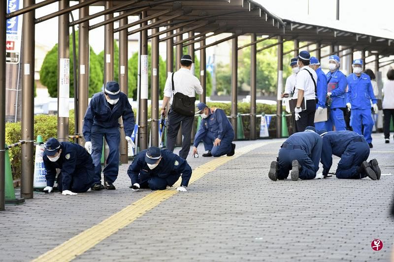 日本奈良市警方于7月13日在事发现场扩大检证工作的范围，在枪手开枪地点约90米外的停车场外墙上，发现疑似弹痕，意味枪手据称自制的枪枝威力强大。（路透社）