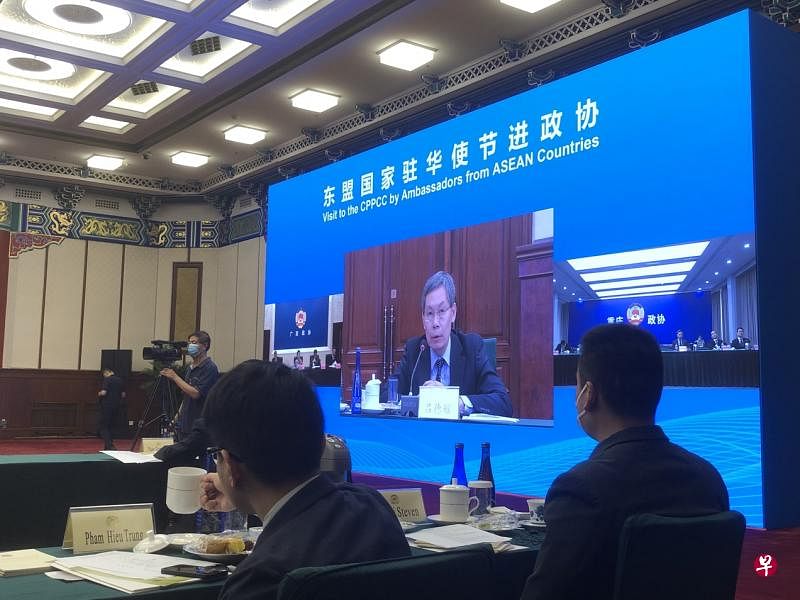 新加坡驻华大使吕德耀（荧幕中）星期五在亚细安国家驻华使节与中国全国政协的座谈交流活动上发言。（杨丹旭摄）