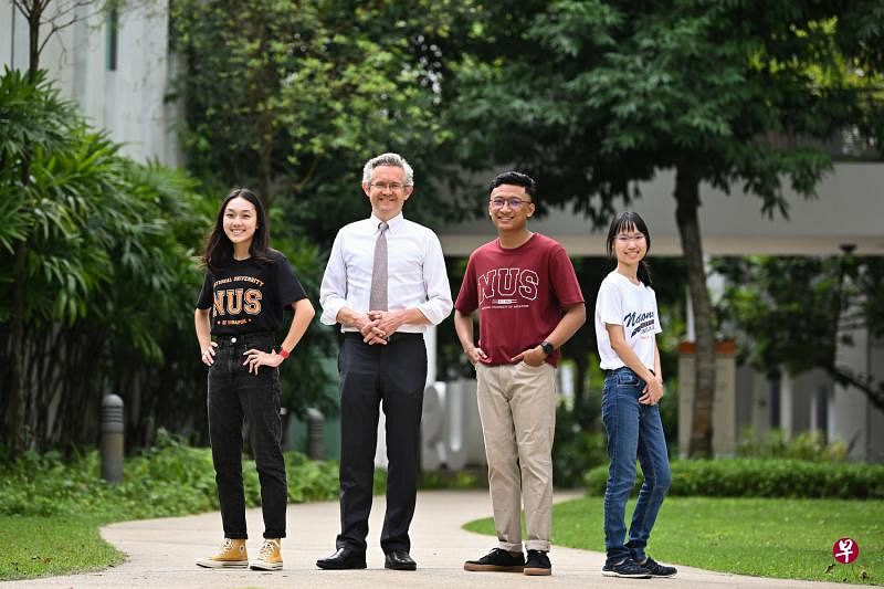 国大学院院长陈西文教授（左二）相信，多元化的学习社群可促进更丰富的跨学科交流。国大学院首届新生包括主修电脑科学的林文心（左起）、主修法律的哈基姆和主修商学的何佳雯。（海峡时报）
