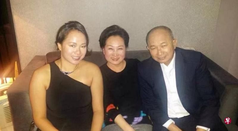 吴宇森（右起）与老婆牛春龙、女儿吴飞霞。（互联网）