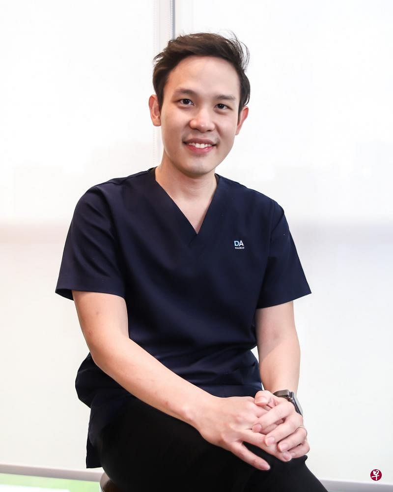 Doctor Anywhere的资深医生王瑞生提醒，冠病患者居家康复期间不能单靠服用扑热息痛，还要多休息，多喝水。（受访者提供） 