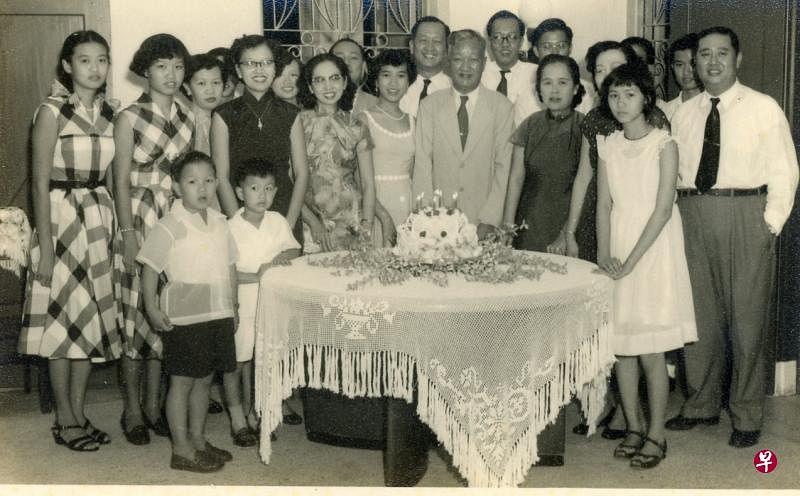 张淑源林长（前排右三）生日，全家合影，右一为长女婿陈光别（照片由张贻敏提供）。