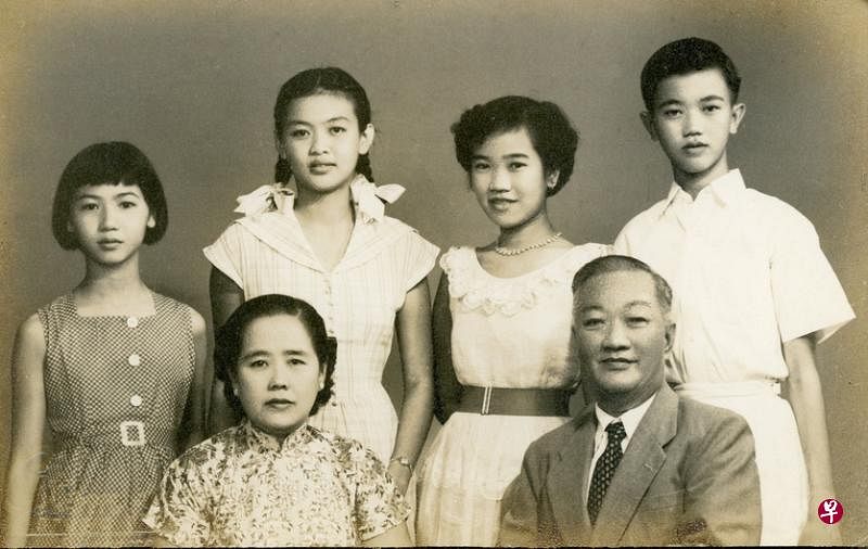 张淑源及夫人陈氏与子孙合影，后排右一为幼子张子杰（照片由张贻敏提供）。