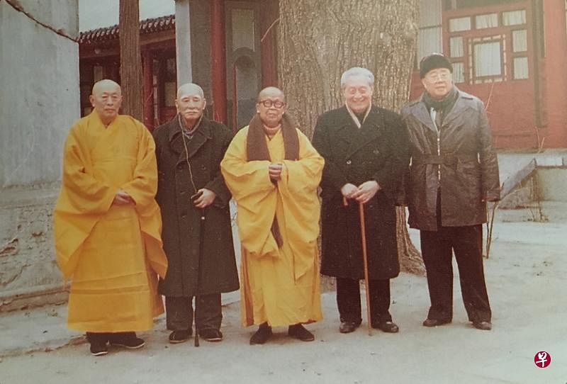 1981年，陈光别与广洽法师一同参访北京法源寺。左起：巨赞法师、叶圣陶、广洽法师、赵朴初、陈光别。