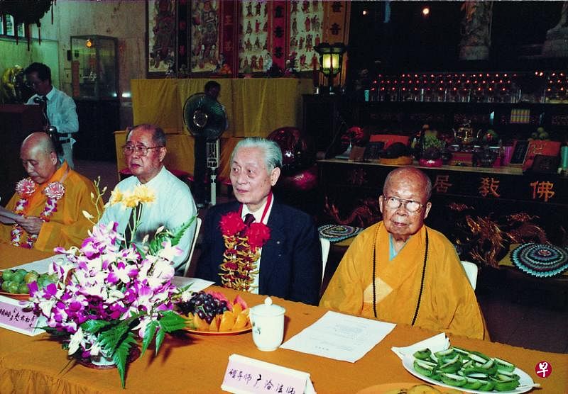 1988年，中国佛教协会会长赵朴初（左三）、副会长明旸法师（左一）莅临居士林。右一为广洽法师、左二为陈光别林长。