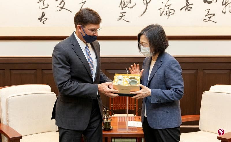 美国前国防部长埃斯珀（左）星期二（7月19日）在台湾总统府与蔡英文会面。（路透社）