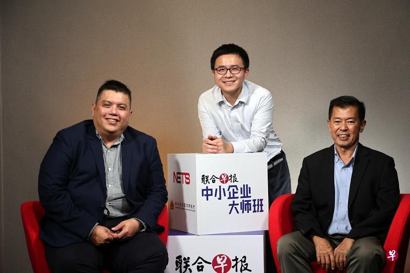 星网商户销售与支付伙伴关系高级副总裁陈秉荣 （左起）、德仁营销创办人娄鹏和新加坡全国商联总会会长杨向明，向早报读者讲解网络营销的秘诀。（谢智扬摄）