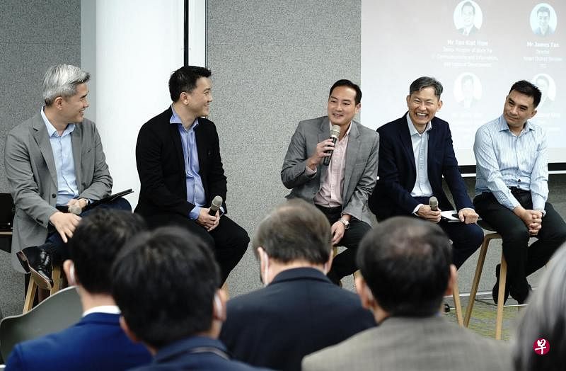 国家发展部兼通讯及新闻部高级政务部长陈杰豪（中）在参与小组对话时分享看法，参与对话的有新加坡科技工商协会智慧国分会主席王瑞隆（左二起）、恩士迅业务转型总监沈义河和裕廊集团智能园区署署长陈志强。左一为主持人邹毅民，他是智慧国分会成员。（通讯及新闻部提供）