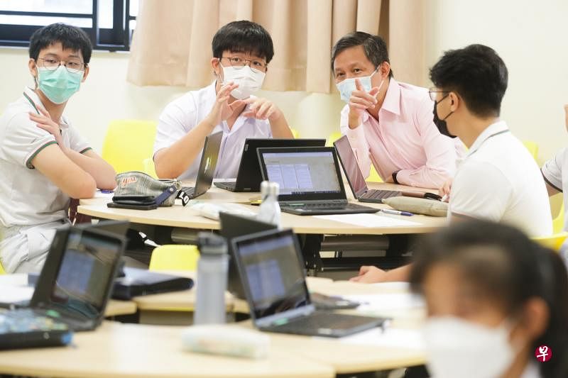 7月21日是种族和谐日，教育部长陈振声（右二）走访科兰芝中学，与学生上了一堂关于种族课题的公民教育课。（蔡家增摄）