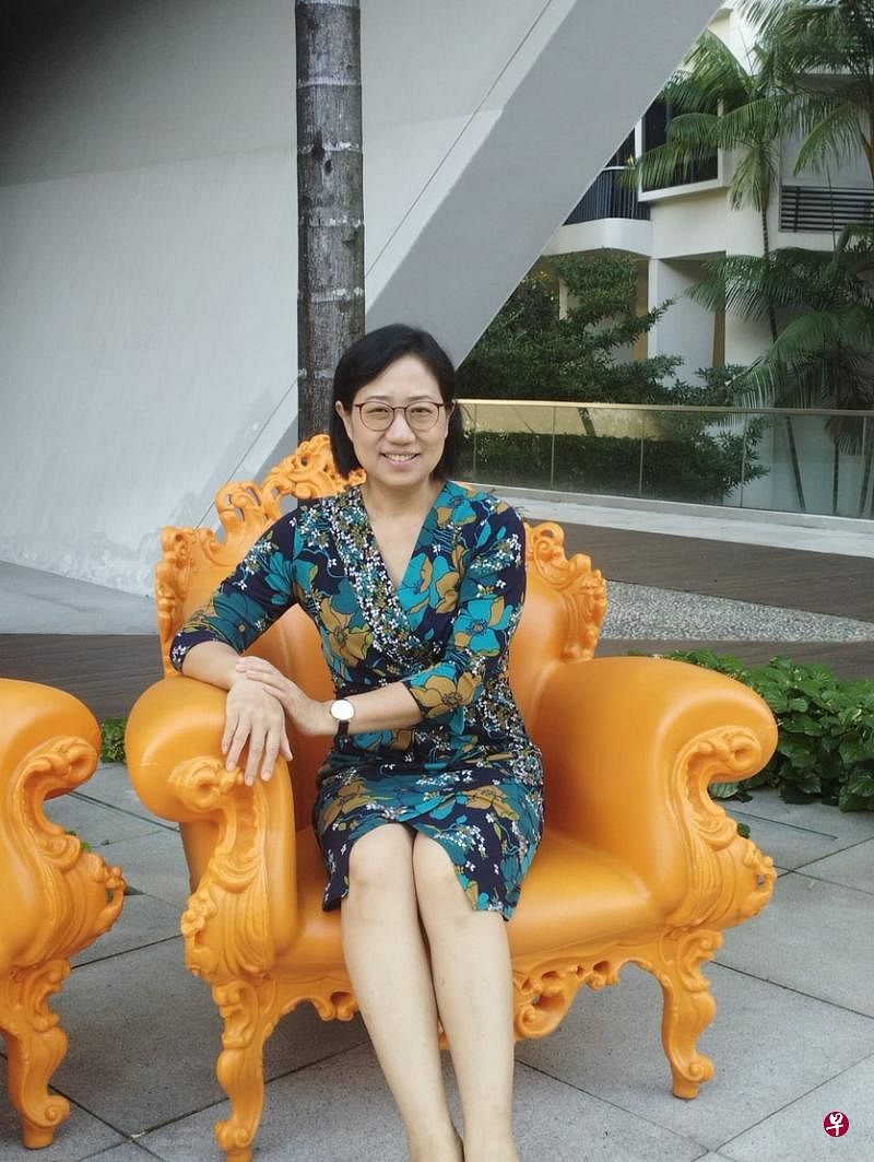 李卓佳（49岁）是一名房屋中介，也是一名瑜伽老师。除此之外，她也是四个孩子的母亲。她认为，能够平衡事业、爱好的追求，以及育儿责任的关键是做好时间规划。（黎抒旋摄）