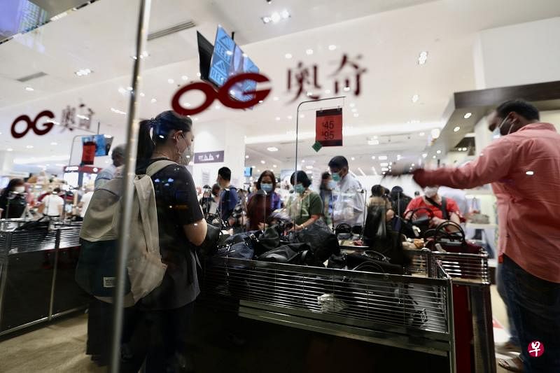 奥奇乌节坊将在今年10月中关闭。这家分店目前提供高达90%的清仓优惠，吸引许多人前去购物。（张思庆摄）