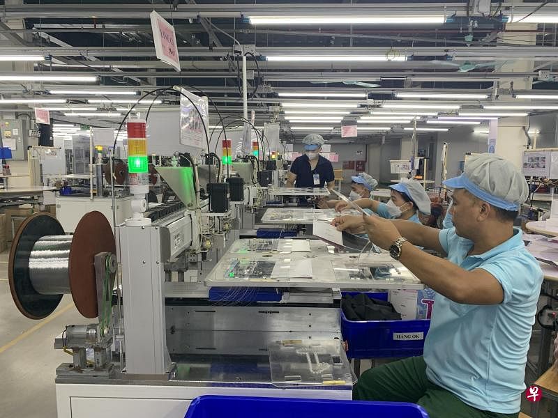 香港企业丰卓公司位于越南海阳省越南—新加坡工业园的工厂，利用小单位自动化机器，力推生产线自动化。（沈泽玮摄）