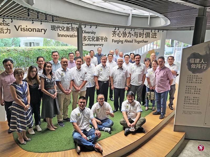 来访的新山福建会馆理事与新加坡福建会馆理事在福建会馆文化廊合影留念，包括新山福建会馆会长郑金财（前排站立者左七），以及新加坡福建会馆会长蔡其生（前排站立者左八）。（新加坡福建会馆提供）