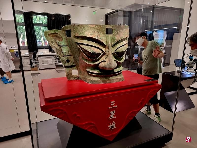 青铜大面具是2021年6月23日出土于三星堆遗址3号祭祀坑的文物。大面具宽131厘米、高71厘米、深66厘米，重66公斤，为目前已知三星堆遗址出土的体量最大、保存状况完好的大型青铜面具，距今有3000多年历史，体现了四川先民对自然万物与人神世界的理解与思考。（王纬温摄）