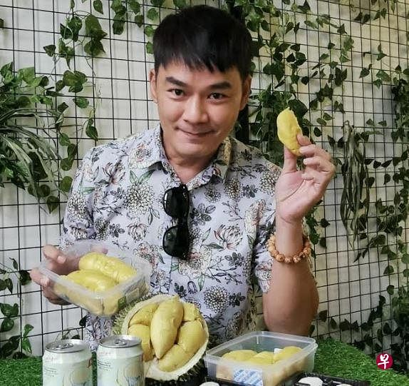 王沺裁之前卖榴梿，为柬埔寨贫童学校筹款。（互联网）