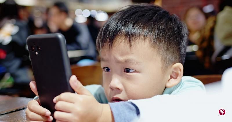 孩子长时间对着手机、平板，眼部健康必然受影响。（iStock图片）