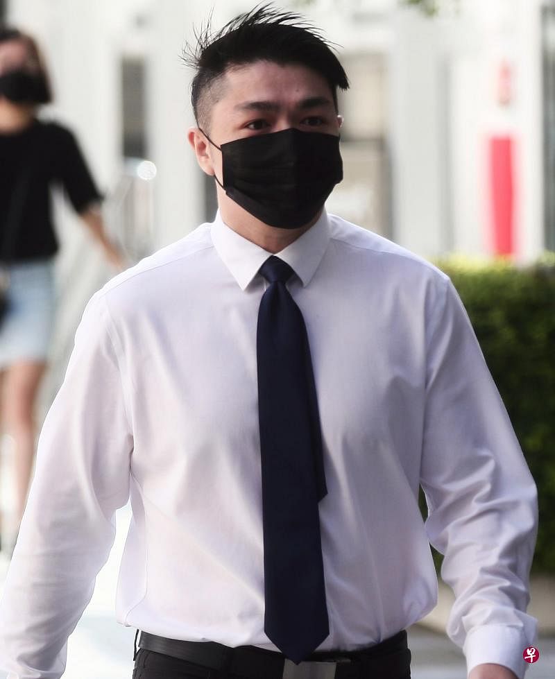 全科医生柯杰智昨天在国家法院上庭，他面对的新控状指他涉嫌对卫生部作出虚假陈述，谎称有九个人已接种疫苗。（海峡时报）