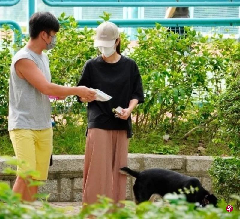 黄心颖（上图）被港媒拍到和男友泥鯭拍拖遛狗（左图）。（互联网）