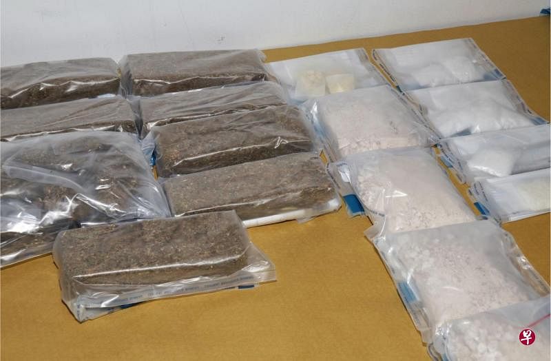 肃毒人员在行动中起获大麻、冰毒、海洛英等毒品。（肃毒局提供）