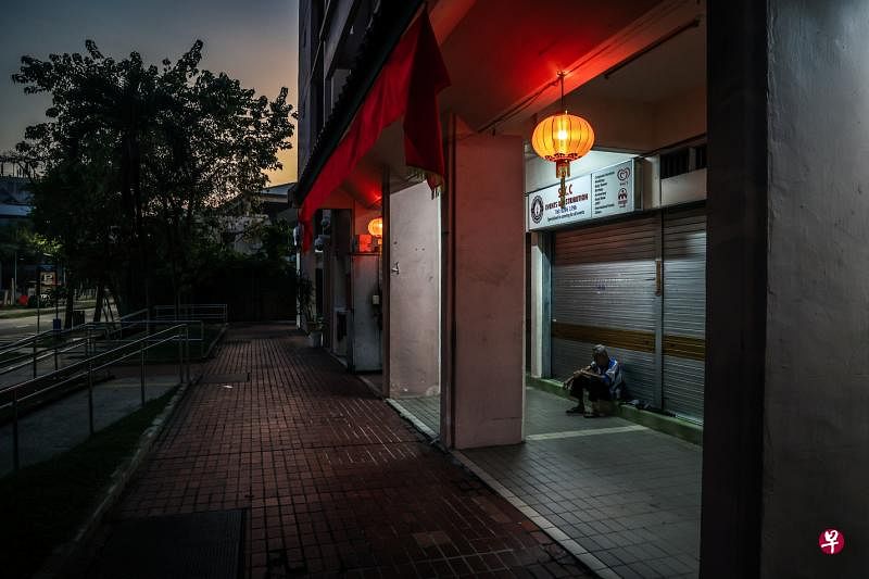 清晨6点半，天微微亮，阿伯已坐在雪糕批发店外等候老板来开门。而等待着他的，是一整天的忙碌。