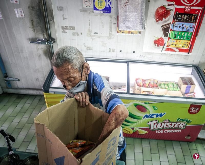 阿伯每天早上都要来店里选货。疫情期间生意较差，他就少进点货，小本生意也得经营。