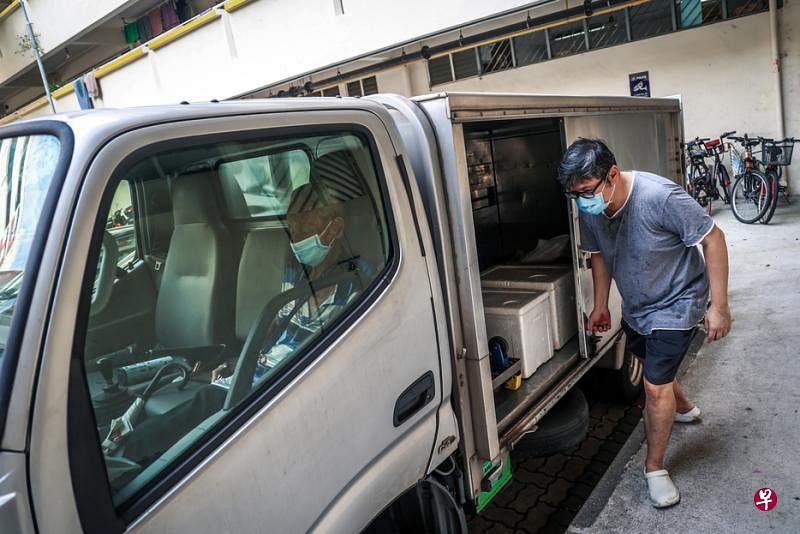 李星庆天天早上都会让阿伯搭顺风车，载他到森林大厦开档。