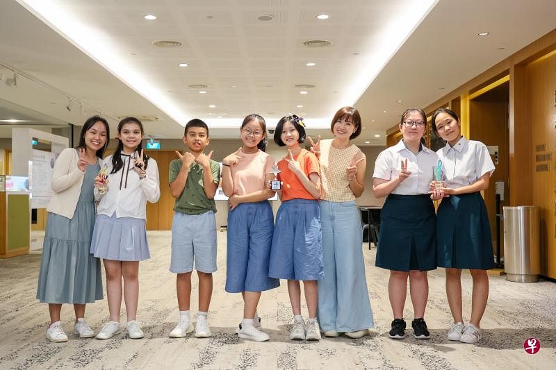 2022年“新空下”新谣歌唱及创作比赛得奖者合影留念。依次为创作组（创意）的帮唱嘉宾黄春蓉（左起）和夺冠的莱佛士女中学生陈萱恩；取得歌唱组（合唱）优胜奖的“德义师生组”选手郑年涵、聂俪如、郭思琪和郭蓁；以及歌曲填词组冠军、来自安德逊实龙岗初级学院的苏利心和邓未希。（卓祾祎摄）