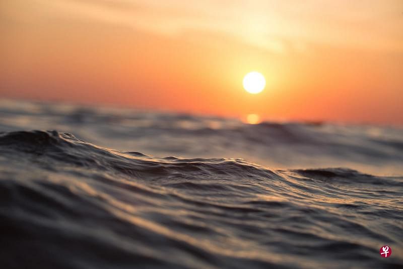 我爱看落日，尤其是海上的。（图/pixabay）