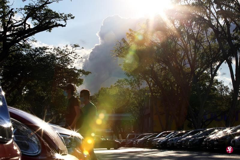 全球暖化促成高温天气，新加坡气候研究中心预计明年9月完成第三次全国气候变化研究，更具体地预测我国在2100年的气候变化。（档案照片）
