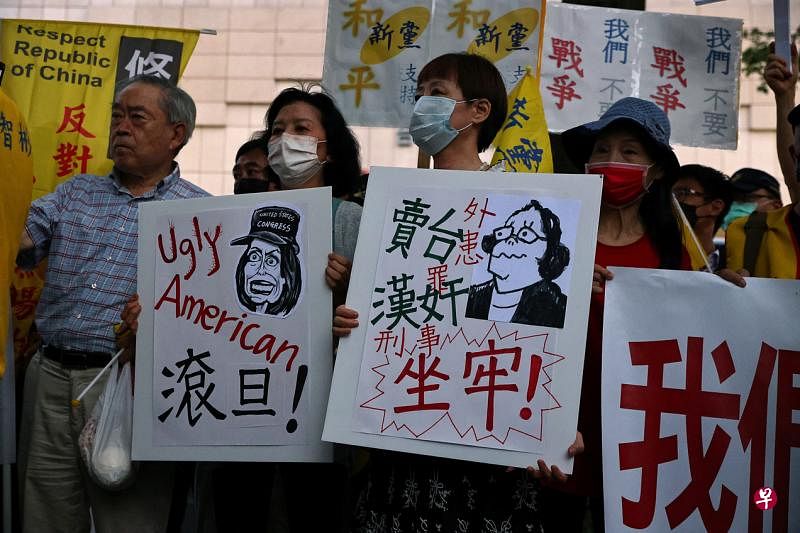 一些台湾民众不满美国众议院议长佩洛西是为私利而访台，让台湾陷入战争危险，到佩洛西下榻的君悦酒店外举看板示威，要她“滚蛋”。（路透社）
