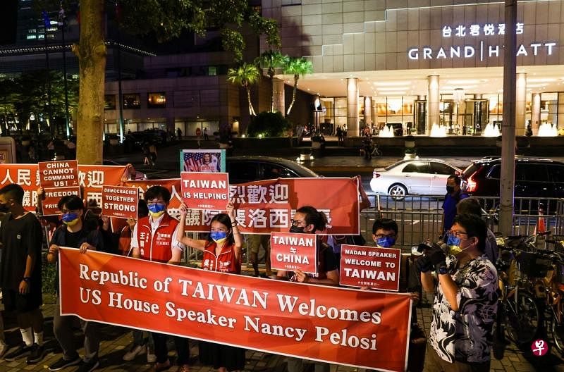 美国众议院议长佩洛西的支持者，在台北101大楼旁的君悦酒店，高举写满欢迎字眼的横幅，迎接这位继美国众议长金里奇1997年访台后，25年来访台级别最高的美国政要。（彭博社）