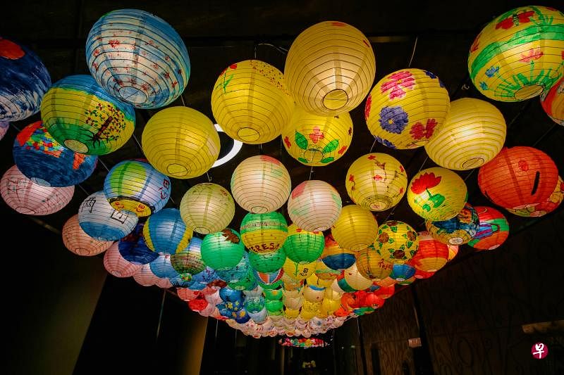 滨海花园庆中秋的灯笼装置“灯廊”将展出1000个由滨海湾花园社区关怀计划下的受益人，以及新报业媒体华文媒体集团的华文报读者等手绘的灯笼。（滨海湾花园提供）