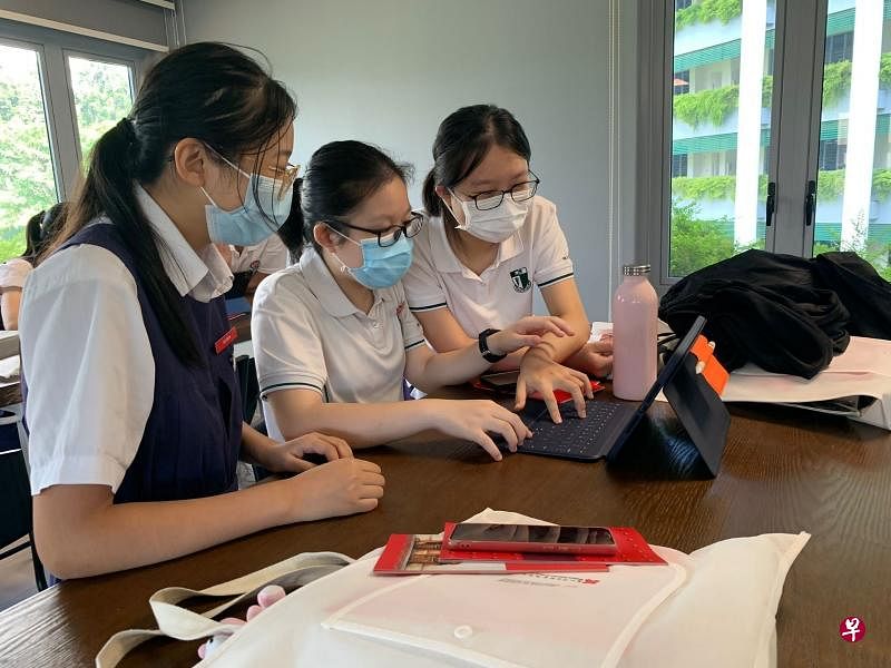 三名莱佛士女中学生隋子茜（左起）、张悦彤和邱小宣星期六参与“走出校园·走进文化”线上活动，通过互动游戏环节对牛车水和武吉巴梳等地区的一些历史和文化地标有了更多了解。 （主办方提供）
