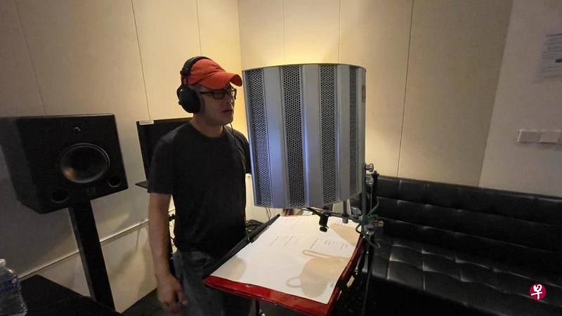本地导演孙立人为《今夜不回家》录制主题曲与插曲。（受访者提供）
