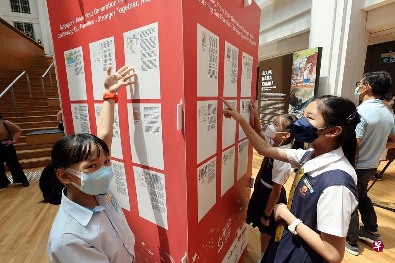 “万众一心”新加坡学习展在国家美术馆开幕，主办当局选出其中180则图文以实体展板呈现。（邝启聪摄）