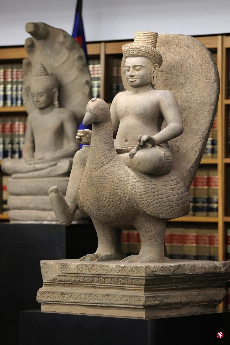 ▲美国当局移交给柬埔寨的文物，包括一尊10世纪的印度神话中战神室建陀骑乘孔雀的石雕像。 （路透社）