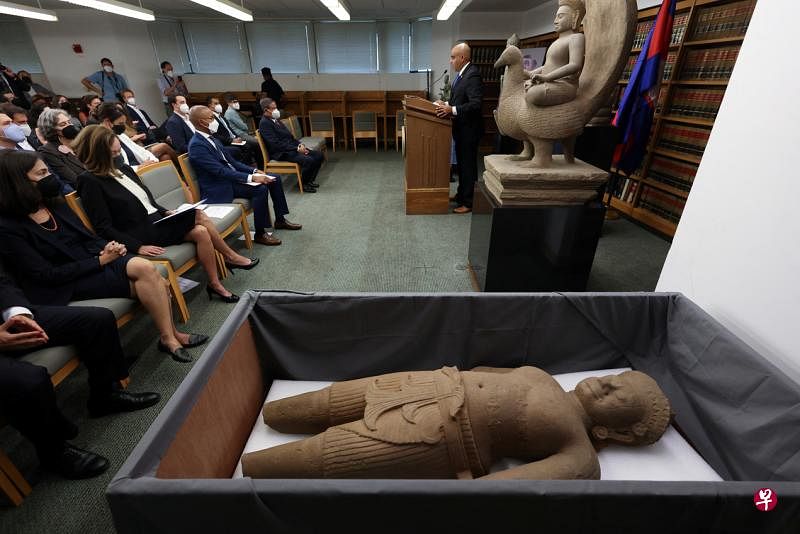 　美国当局于8月8日召开记者会宣布将起回的盗窃文物移交给柬埔寨，当中除了上图的石雕像，还包括一尊10世纪的象神雕像（右下角）。（路透社）