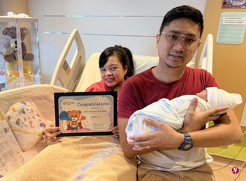 努尔阿齐埃拉赫（左）和努尔法德利在竹脚妇幼医院迎接第一个孩子，宝宝重3.216公斤。（竹脚妇幼医院提供）