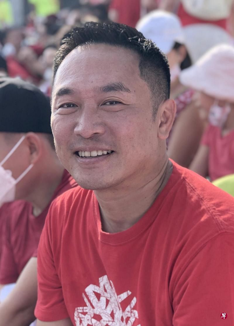 对我来说，能与家人和其他新加坡人一起沉浸在现场的氛围中，是一种不可言喻的感觉。最重要的是，这是一场欢庆这个安全、繁荣、种族和谐的国家的盛会。——廖楚辉（47岁，民航机师）