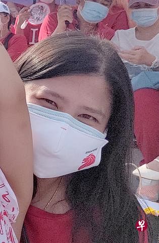 2016年，我和丈夫首次在加冷国家体育场观看国庆庆典，现场气氛很热闹，让我们印象深刻。今年我们很荣幸能再次抽到庆典门票，还能带五岁女儿来看。可惜这是庆典最后一次在浮动舞台举行，因此我们拍了好些照片，希望能在这个壮观的地点留下美好回忆。——史慧琪（40岁，自雇者）