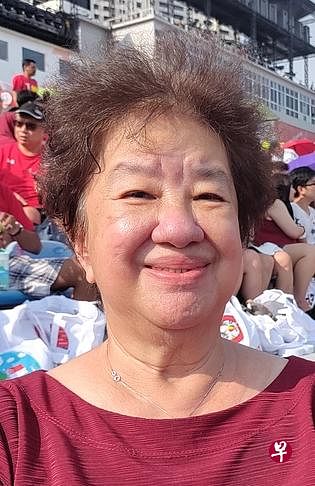 1960年代，我代表学校警察少年团参加大草场举行的国庆庆典，当时下着雨，我们的情绪都非常激动。如今过了几十年，我终于抽到庆典门票，首次以观众身份到场观看，真的非常兴奋。现在的表演融入很多科技效果，代表了新加坡的发展，我感到很骄傲。——刘淑玉（69岁，退休者）