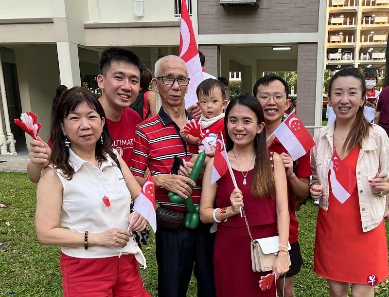 　黄子玲（右一）一家人喜欢将每个节日都过得非常有仪式感。为了让姐姐黄秋绫（右三）姐夫卢翔耀（右二）的小宝宝能够感受到国庆气氛，他们也带孩子参与邻里的国庆嘉年华活动。（受访者提供）