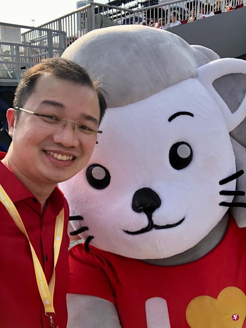 今年国庆让我兴奋的是，可以和盛港、不同市镇和在庆典的新加坡人，大家接连几天参加多项活动，活动也恢复原本的规模，大家一起欢度国庆……尽管前方仍有挑战，但我有信心，新加坡人有办法把挑战视作转型的机遇，以开放心态看待改变，及改进处事方式，确保能继续提升所有新加坡人的生活。——盛港集选区议员蔡庆威